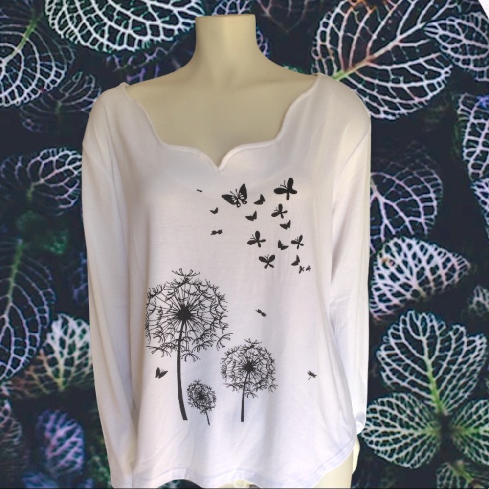 - TENDENCY white blouse v neck with butterflies